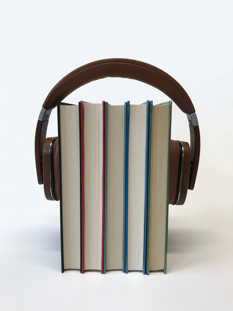 Darstellung von Büchern und einem Kopfhörer